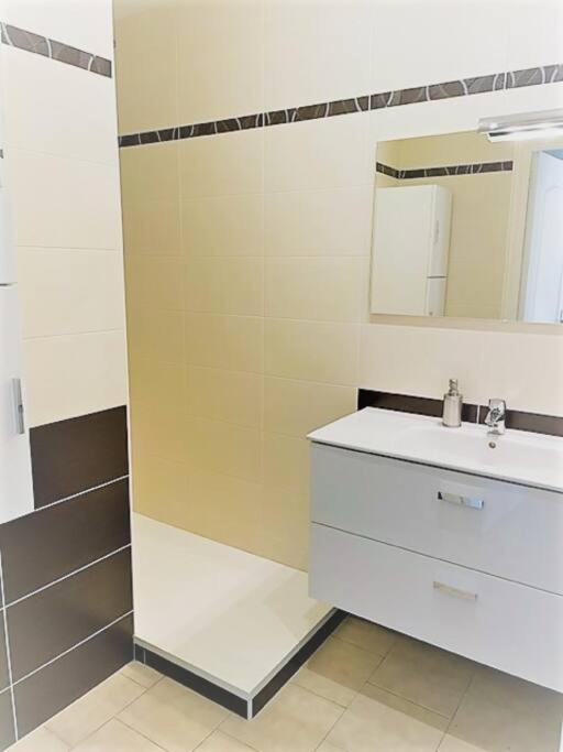 Bel Appartement Proche Du Port ซานารี-ซูร์-แมร์ ภายนอก รูปภาพ